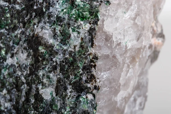 宏观矿物石头 Fuchsite 在白色背景关闭 — 图库照片