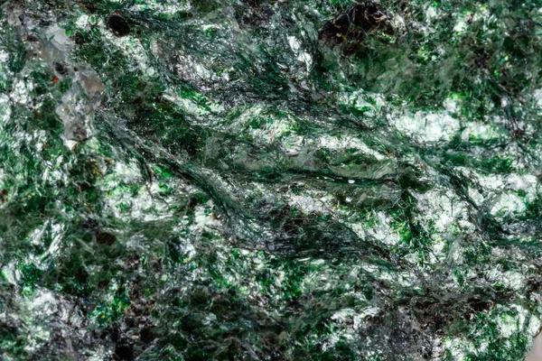 Pedra Mineral Macro Fuchsite Fundo Branco Fechar — Fotografia de Stock