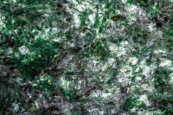 Macro Minerale Pietra Fuchsite Sfondo Bianco Primo Piano — Foto Stock