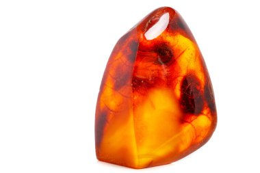 Makro Amber beyaz arka plan üzerinde mineral taş yakın çekim