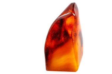 Makro Amber beyaz arka plan üzerinde mineral taş yakın çekim