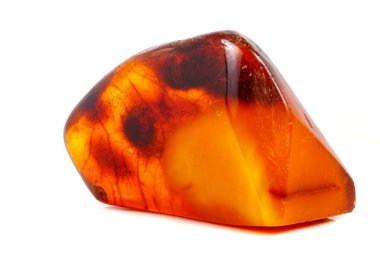 Makro Amber beyaz arka plan üzerinde mineral taş yakın çekim