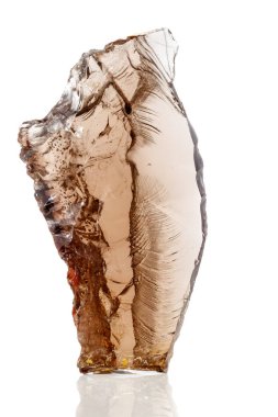 Rauchtopaz beyaz bir arka plan üzerinde makro mineral taş dumanlı kuvars, yakın çekim