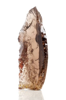 Rauchtopaz beyaz bir arka plan üzerinde makro mineral taş dumanlı kuvars, yakın çekim