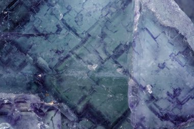 Makro mineral taş florit beyaz arka plan üzerinde Kapat