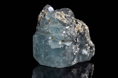 Makro mineral Taş Akuamarin siyah bir zemin üzerine yakın çekim