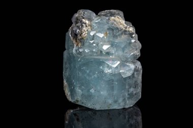 Makro mineral Taş Akuamarin siyah bir zemin üzerine yakın çekim