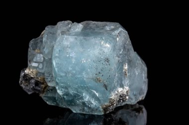 Makro mineral Taş Akuamarin siyah bir zemin üzerine yakın çekim