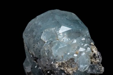 Makro mineral Taş Akuamarin siyah bir zemin üzerine yakın çekim