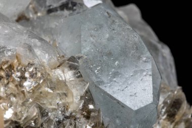 Makro mineral Taş Akuamarin siyah bir zemin üzerine yakın çekim