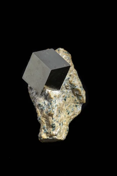 Close Van Macro Pyrite Minerale Steen Zwarte Achtergrond — Stockfoto