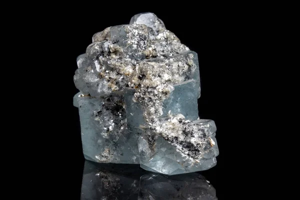 宏观矿物石头海蓝宝石在一个黑色背景关闭 — 图库照片