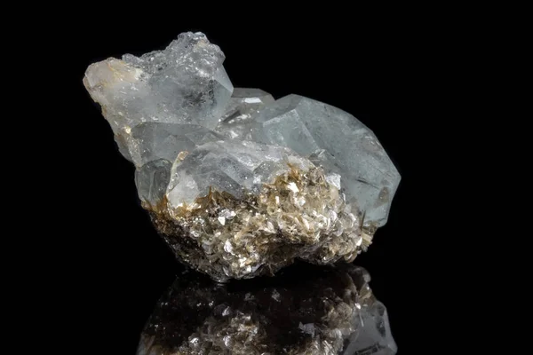 Mineral Makro Batu Aquamarine Pada Latar Belakang Hitam Menutup — Stok Foto