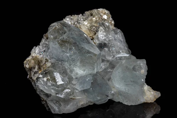 Mineral Makro Batu Aquamarine Pada Latar Belakang Hitam Menutup — Stok Foto