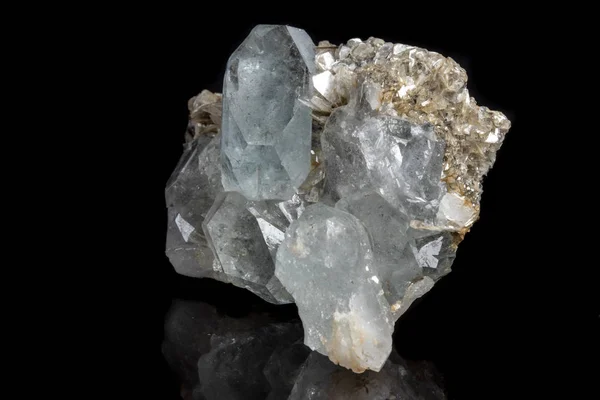 Mineral Makro Batu Aquamarine Pada Latar Belakang Hitam Menutup — Stok Foto