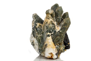 Makro mineral taş kuvars Hedenbergite Prase ilvite beyaz arka plan yakın tarih