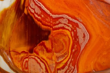 Mineral taş jasper desenli beyaz bir arka plan üzerinde makro yakın çekim