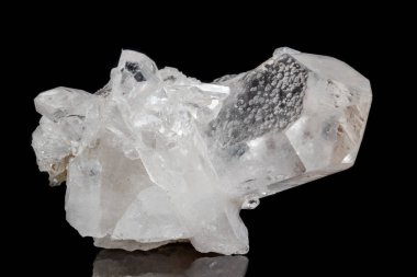Makro mineral taş elmas taklidi siyah bir zemin üzerine yakın çekim