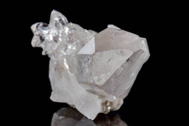 Makro mineral taş elmas taklidi siyah bir zemin üzerine yakın çekim