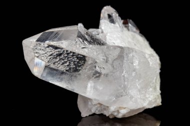 Makro mineral taş elmas taklidi siyah bir zemin üzerine yakın çekim