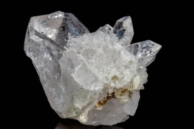 Makro mineral taş elmas taklidi siyah bir zemin üzerine yakın çekim