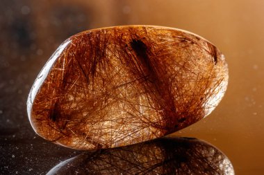 Makro mineral taş rutil kuvars zemin üzerine yakın çekim
