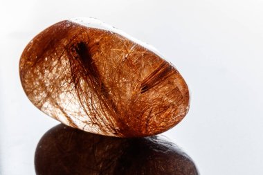 Makro mineral taş rutil kuvars zemin üzerine yakın çekim