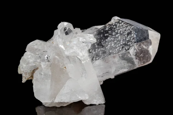 Makro Mineralstein Strass Auf Schwarzem Hintergrund Nahaufnahme — Stockfoto