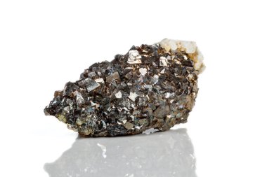 Makro mineral taş Arsenopyrite beyaz bir arka plan üzerinde Kapat