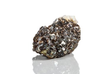 Makro mineral taş Arsenopyrite beyaz bir arka plan üzerinde Kapat