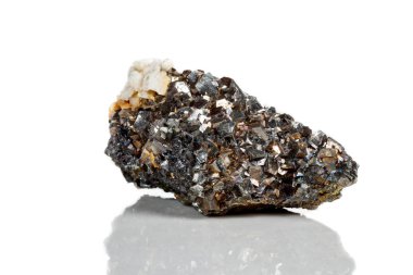 Makro mineral taş Arsenopyrite beyaz bir arka plan üzerinde Kapat