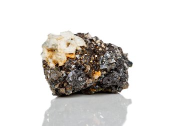 Makro mineral taş Arsenopyrite beyaz bir arka plan üzerinde Kapat