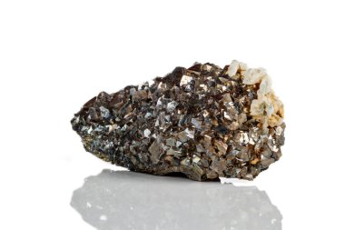 Makro mineral taş Arsenopyrite beyaz bir arka plan üzerinde Kapat