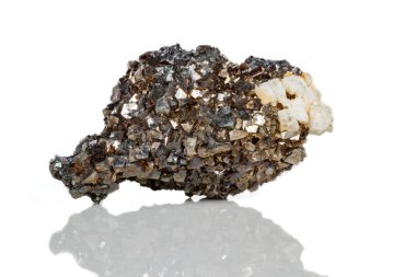Makro mineral taş Arsenopyrite beyaz bir arka plan üzerinde Kapat