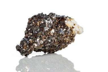 Makro mineral taş Arsenopyrite beyaz bir arka plan üzerinde Kapat