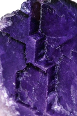 Makro mineral taş florit beyaz bir arka plan üzerinde Kapat