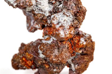Makro mineral taş bakır beyaz arka plan üzerinde Kapat
