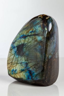 Beyaz arka plan üzerinde makro Labrador mineral taş yakın çekim