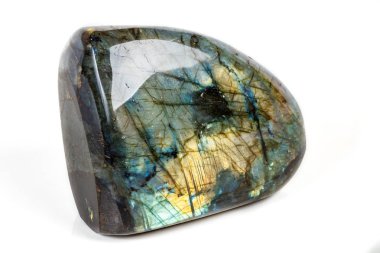 Beyaz arka plan üzerinde makro Labrador mineral taş yakın çekim