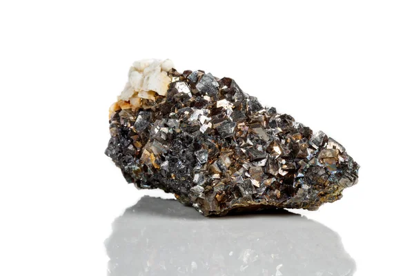 Makro mineral taş Arsenopyrite beyaz bir arka plan üzerinde Kapat