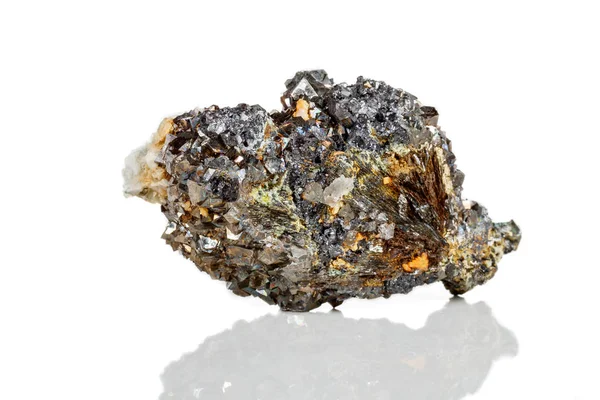 Makro mineral taş Arsenopyrite beyaz bir arka plan üzerinde Kapat