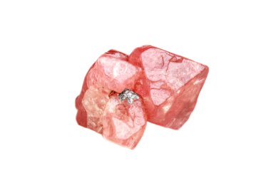 Beyaz arka plan üzerinde makro mineral lâl taşı taş yakın çekim