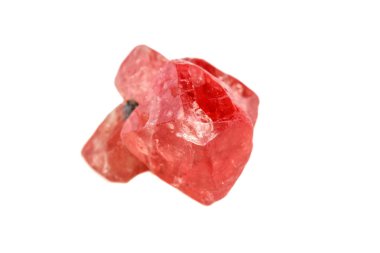 Beyaz arka plan üzerinde makro mineral lâl taşı taş yakın çekim