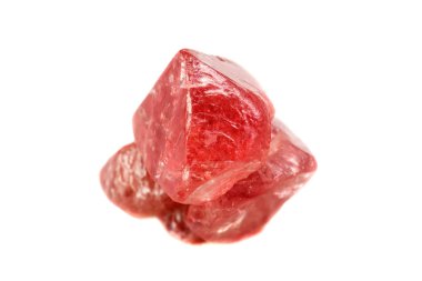 Beyaz arka plan üzerinde makro mineral lâl taşı taş yakın çekim