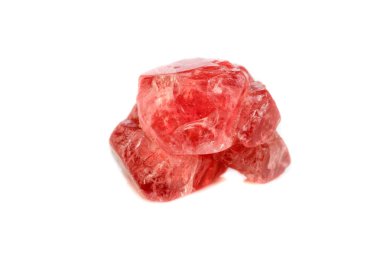 Beyaz arka plan üzerinde makro mineral lâl taşı taş yakın çekim