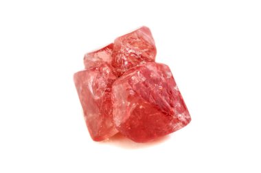 Beyaz arka plan üzerinde makro mineral lâl taşı taş yakın çekim