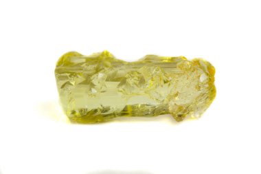 Beyaz arka plan üzerinde makro mineral beryl heliodor taş yakın çekim