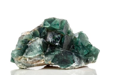 Makro mineral taş florit beyaz bir arka plan üzerinde Kapat