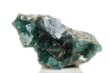 Makro mineral taş florit beyaz bir arka plan üzerinde Kapat