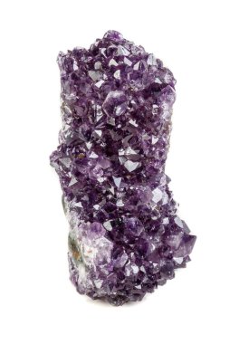 Makro mineral taş Ametist göz, beyaz bir arka plan üzerinde bir baykuş şeklinde yakın çekim